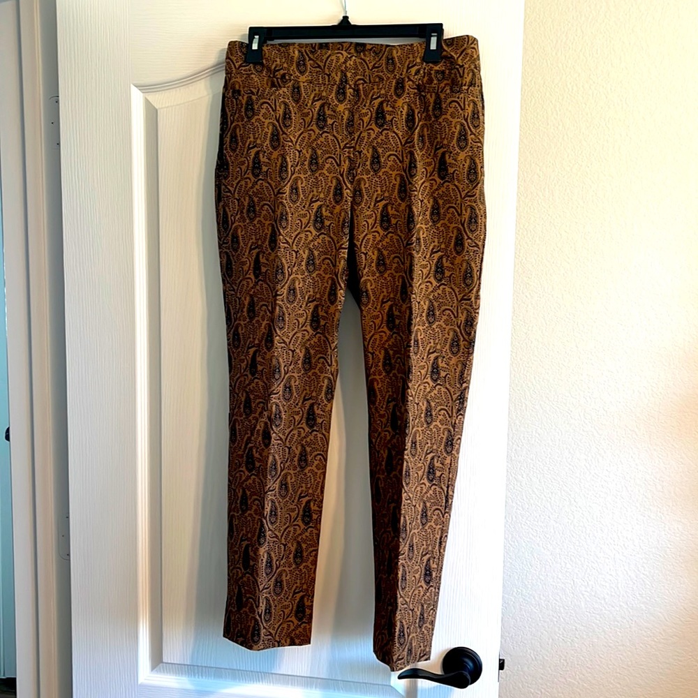 Chicos Tan and black Paisley So Slimming 36 Bridgett Ankle Pants—Never Worn